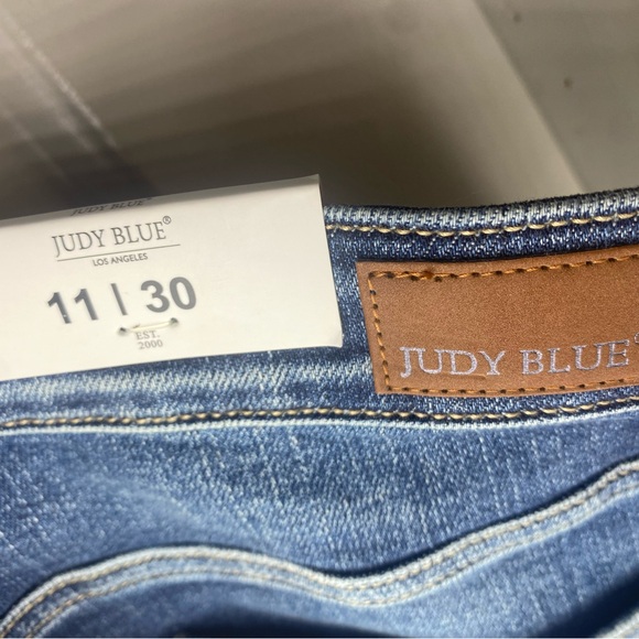 Judy Blue medium wash distressed mid rise boyfriend jeans size 11/30 NWT - Picture 9 of 9